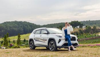 kinh-cua-so-troi-toan-canh-co-the-bi-bung-keo-toyota-trieu-hoi-gan-1500-chiec-yaris-cross-tai-viet-nam