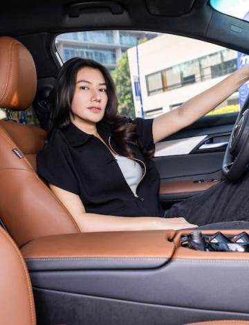 Lái thử VinFast VF 8, nữ tay đua chuyên nghiệp Indonesia thốt lên: “Đây là chiếc xe tuyệt vời!”