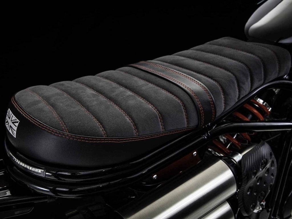 Nối bước Triumph, hãng xe công Anh CCM cũng “gài hàng” mô tô địa hình vào phim The Black Widow ảnh 9