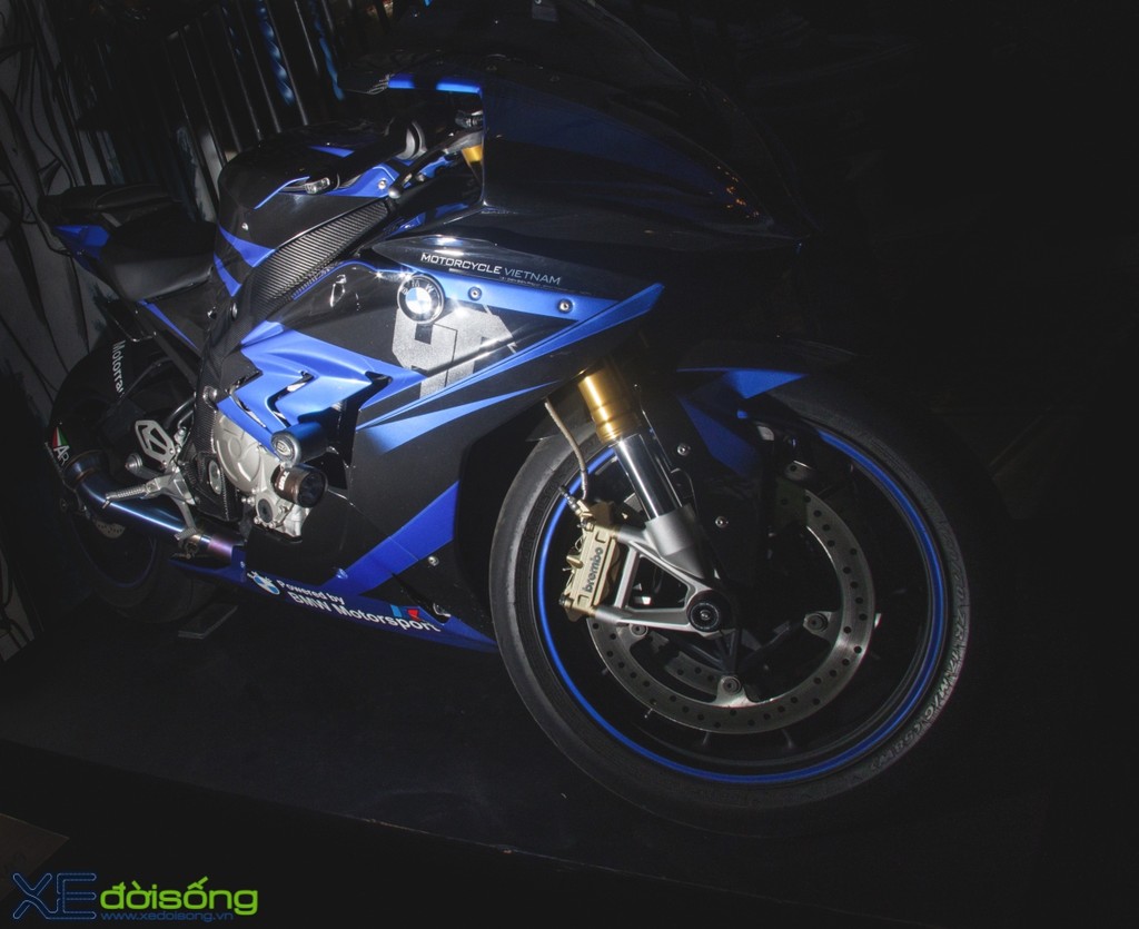 Chân dài Sài Thành “nóng bỏng” bên BMW S1000RR độ áo đấu Air Brush ảnh 2