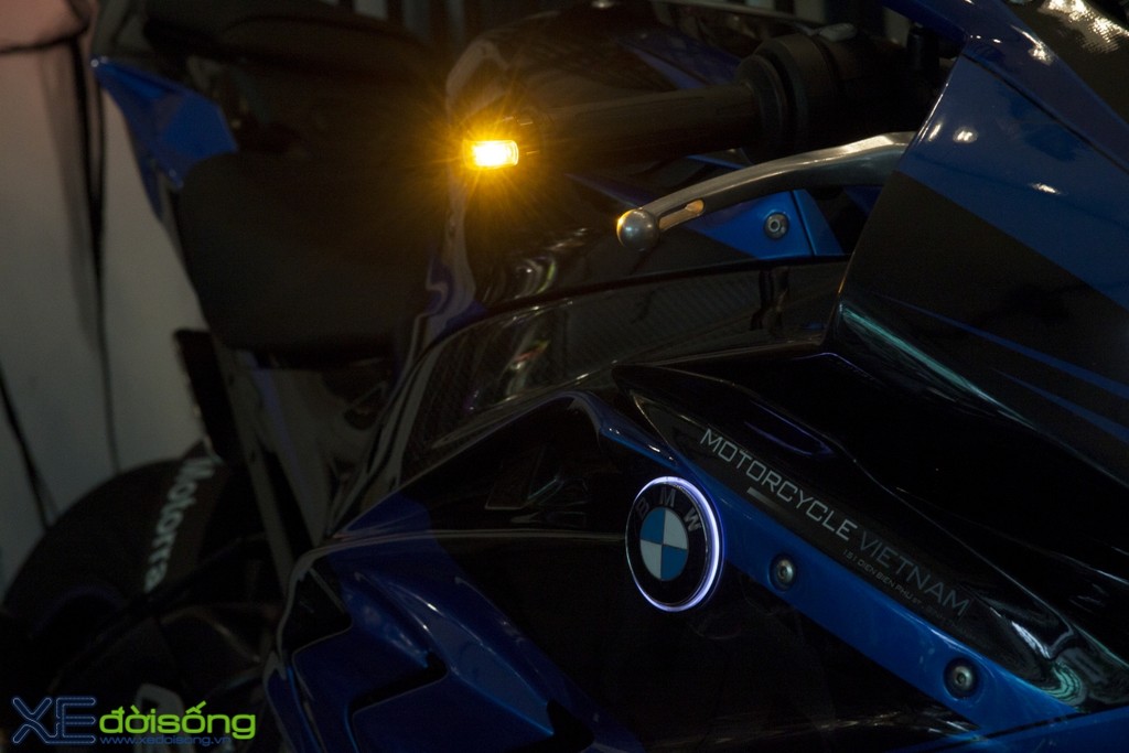 Chân dài Sài Thành “nóng bỏng” bên BMW S1000RR độ áo đấu Air Brush ảnh 13