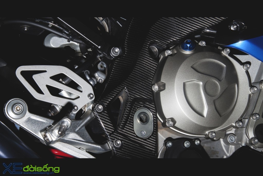 Chân dài Sài Thành “nóng bỏng” bên BMW S1000RR độ áo đấu Air Brush ảnh 11