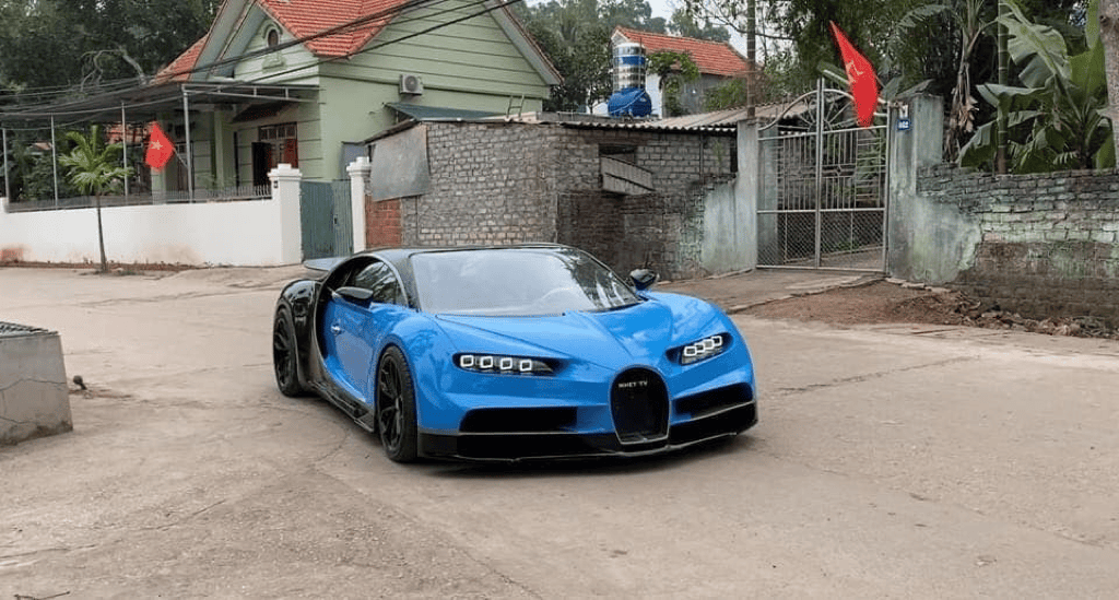 Đầu năm mới, YouTube trẻ ra mắt siêu xe Bugatti Chiron 