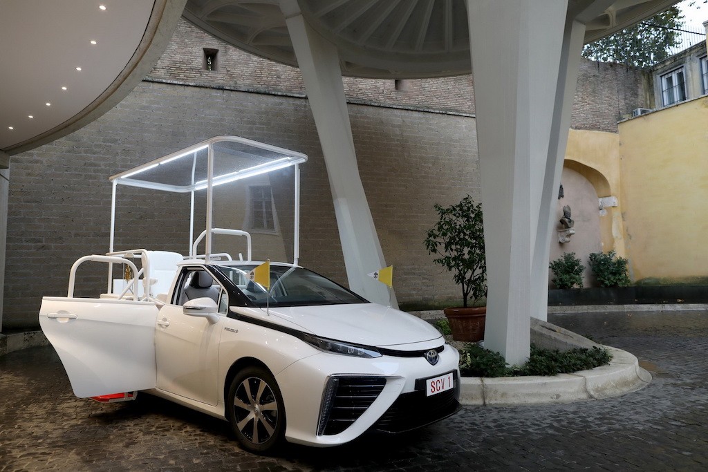 Khí hậu môi trường biến đổi khiến Giáo hoàng Vatican cũng phải chuyển sang xe xanh Toyota thay vì siêu xe “ăn xăng“ ảnh 6